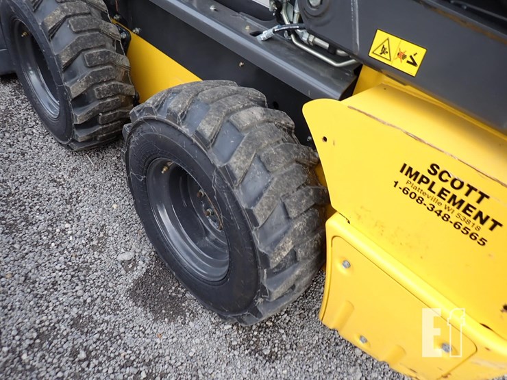 new-holland-l320-image-9