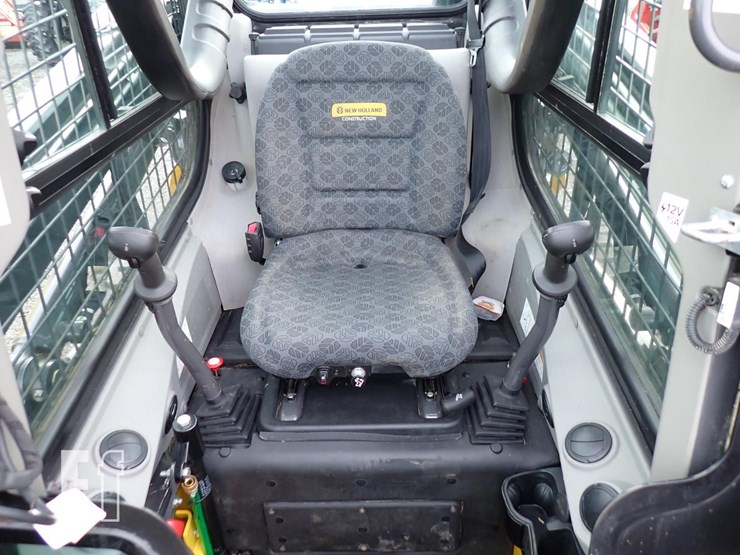 new-holland-l320-image-12