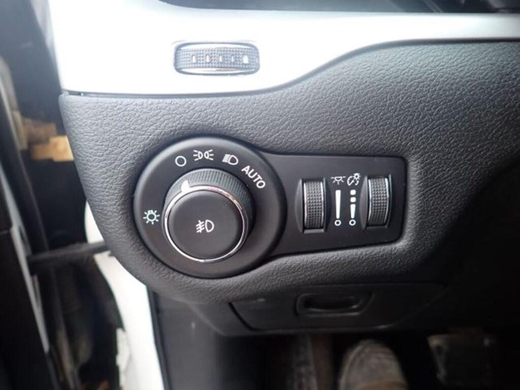 2016-jeep-cherokee-image-21