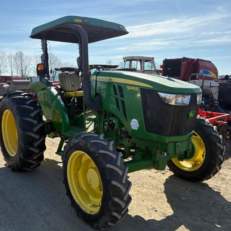 JOHN DEERE 5065E