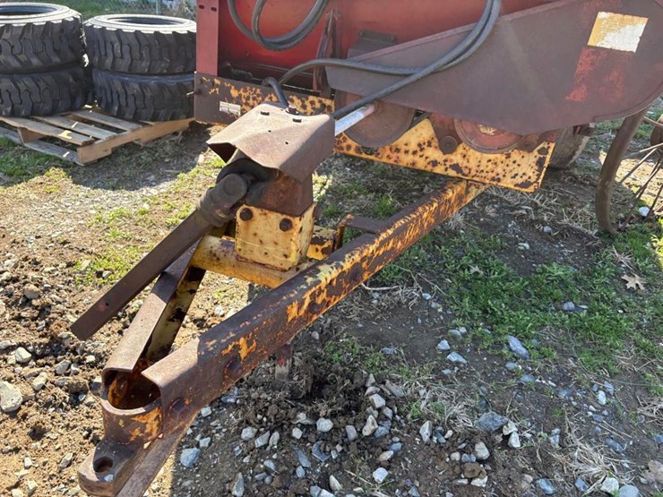 new-holland-327-image-3