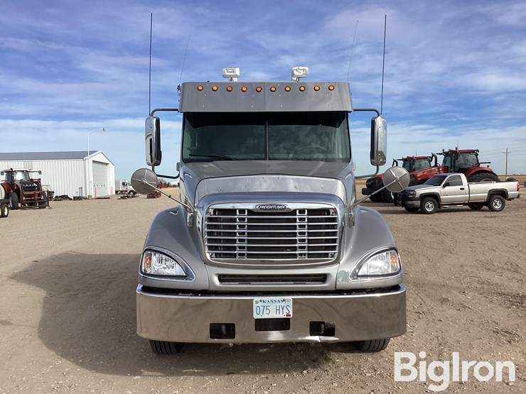 2007-freightliner-columbia-120-image-2