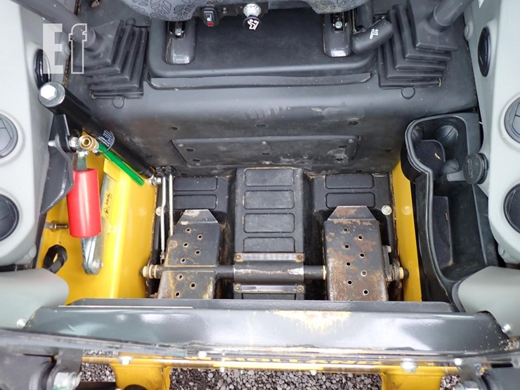 new-holland-l320-image-14