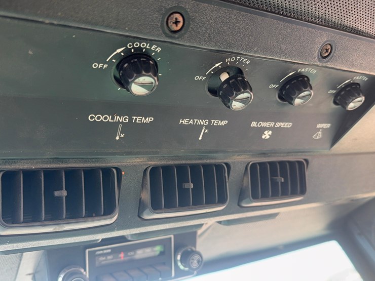 john-deere-2320-image-29