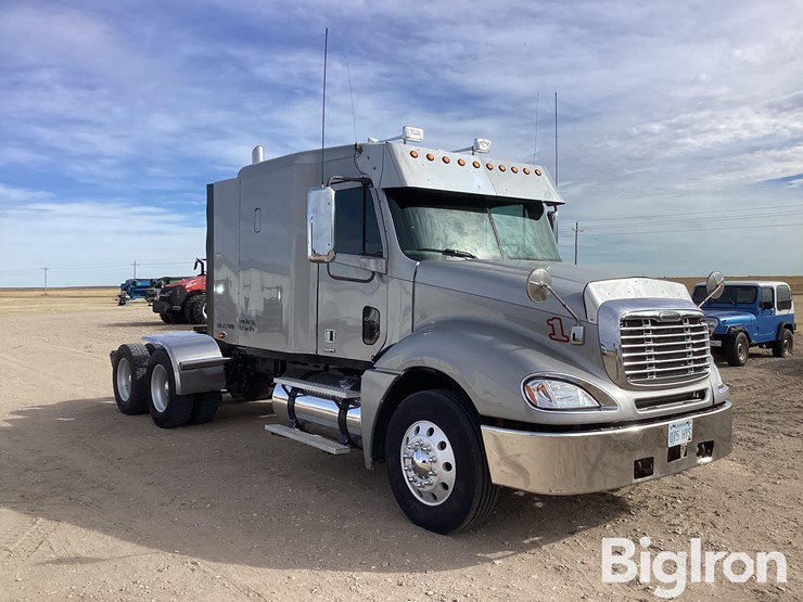 2007-freightliner-columbia-120-image-3