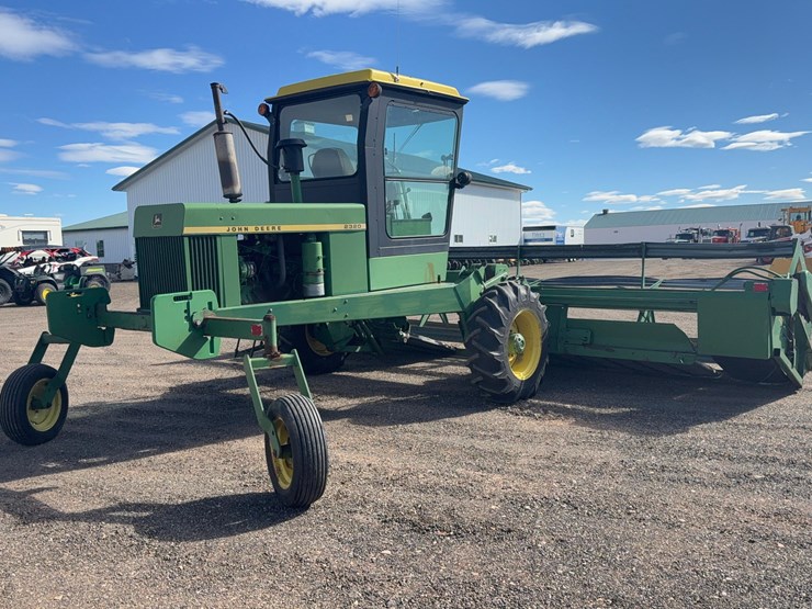 john-deere-2320-image-3