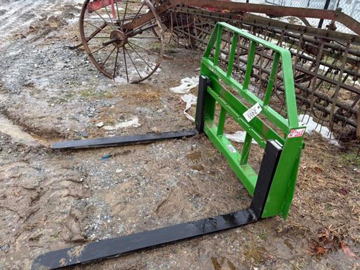 john-deere-kivel-pallet-fork-attachment-image-1