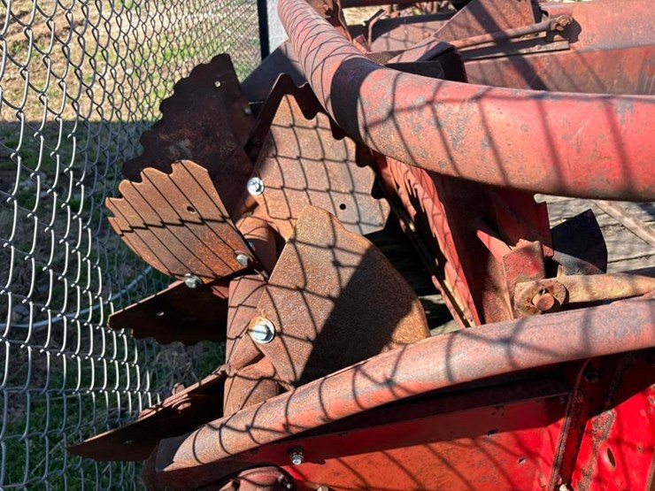 new-holland-327-image-5