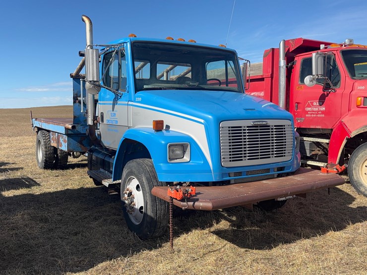 2000-freightliner-fl70-image-3