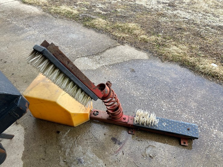 livestock-scratcher-rubbing-brush-image-2