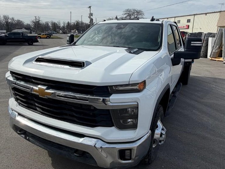 2024-chevrolet-silverado-3500-image-2