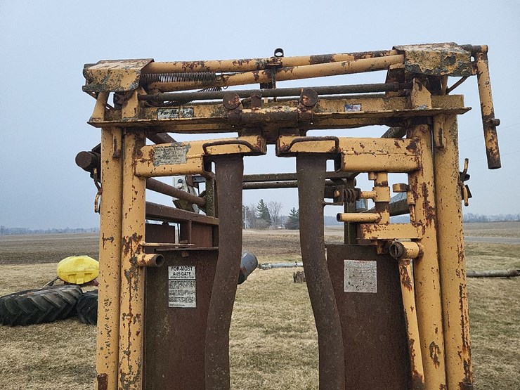 for-most-a-25-automatic-cattle-head-catch-w/cage-image-10