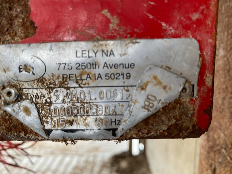 lely-cattle-brush-west-end-of-free-stalls-no-tag-image-5