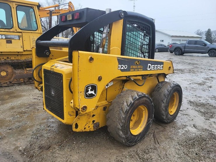 john-deere-320-image-5