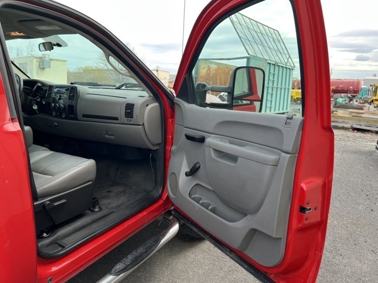 2011-chevrolet-silverado-2500-image-36