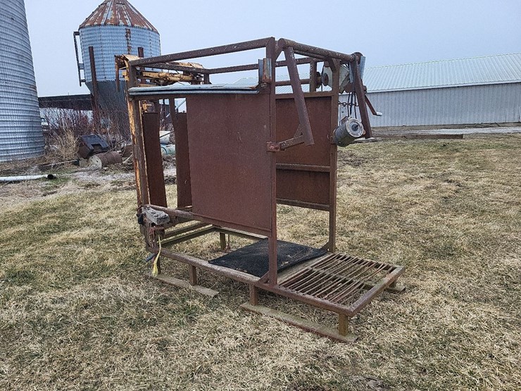 for-most-a-25-automatic-cattle-head-catch-w/cage-image-4