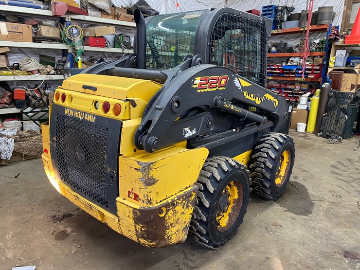 new-holland-l220-image-2