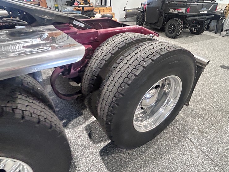 peterbilt-379-image-17