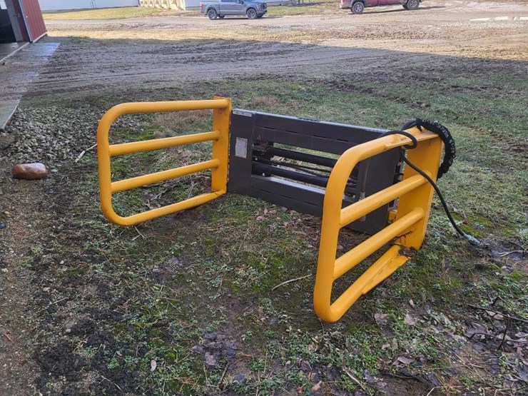 mast-bale-squeeze-w/skid-loader-mount---like-new-image-1