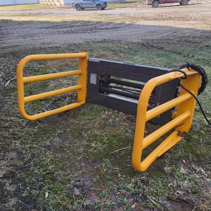 Mast Bale Squeeze w/Skid Loader Mount - Like New