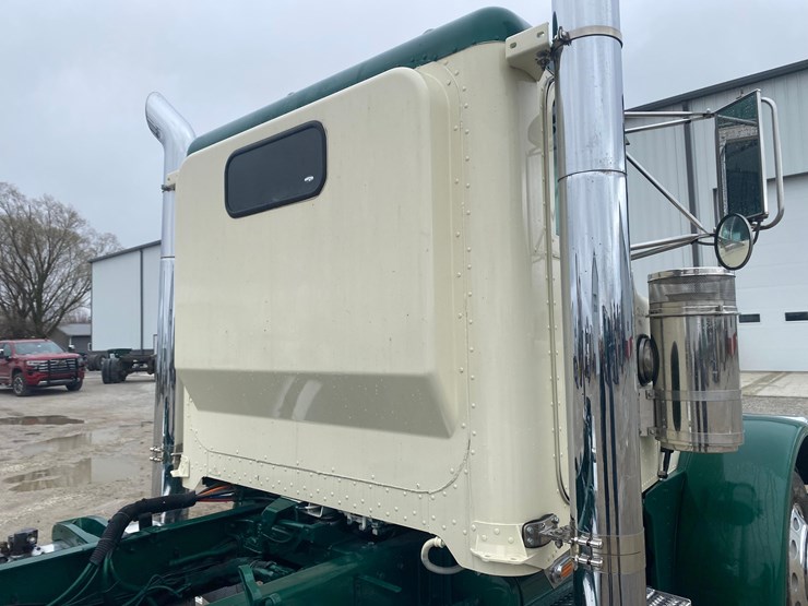 2002-peterbilt-379-image-28