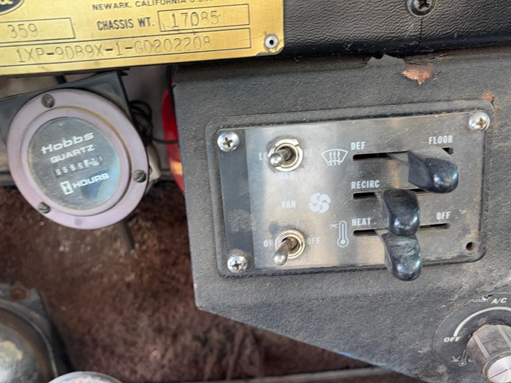 1986-peterbilt-semi-truck-image-15