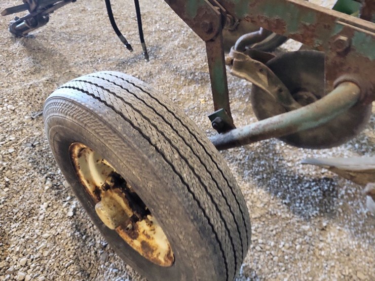 john-deere-3-bottom-pull-type-moldboard-plow-w/coulters-image-9