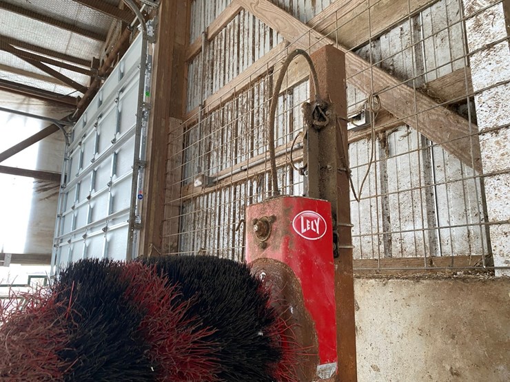 lely-cattle-brush-west-end-of-free-stalls-no-tag-image-4