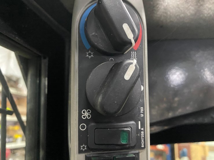 new-holland-l220-image-25