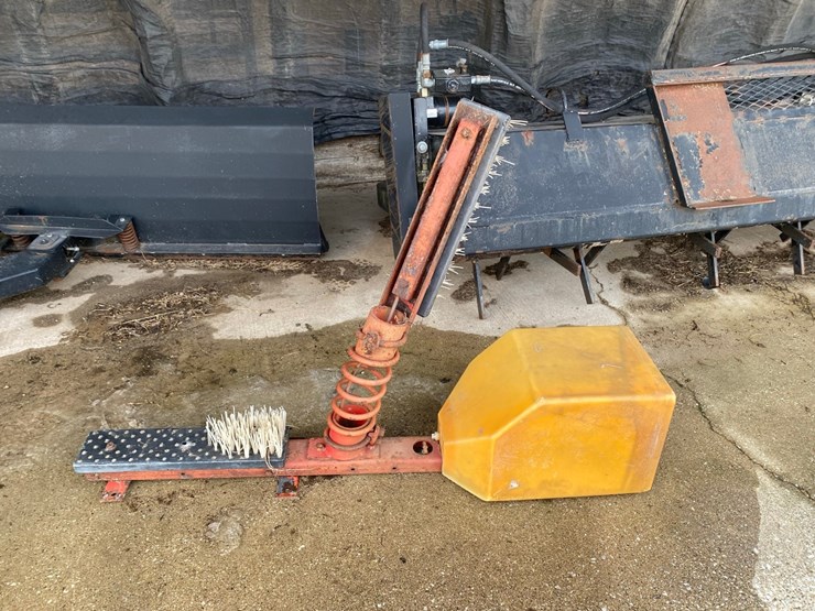 livestock-scratcher-rubbing-brush-image-1