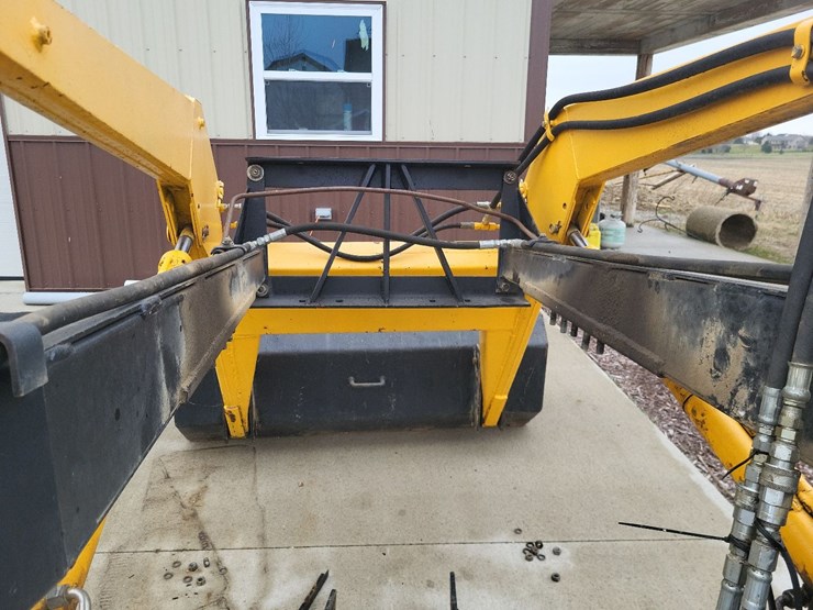 loader-w/mounting-brackets-off-of-international-tractor-image-20