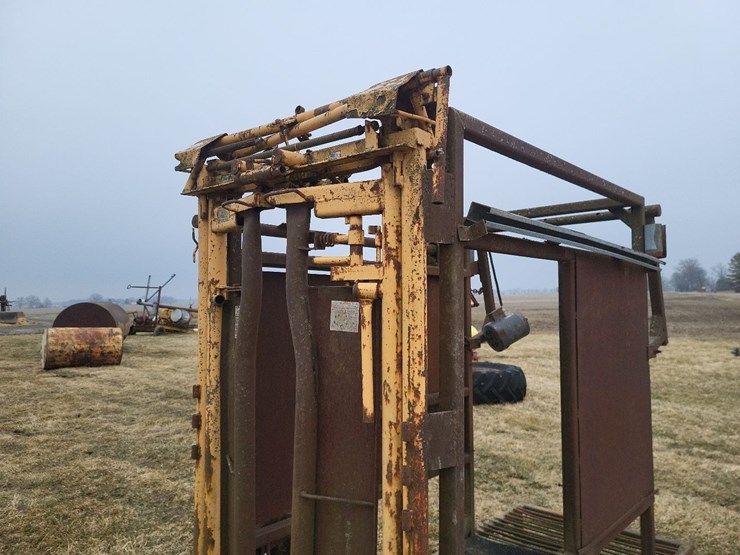 for-most-a-25-automatic-cattle-head-catch-w/cage-image-15