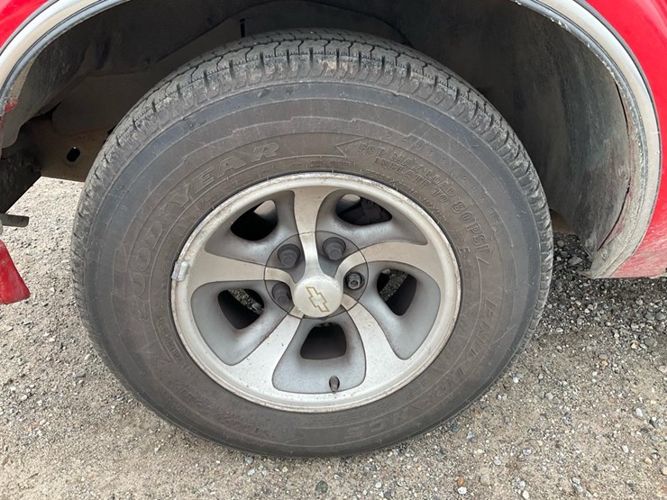 2000-chevrolet-s10-image-14