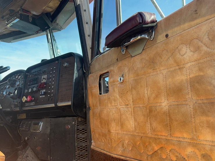1986-peterbilt-semi-truck-image-7