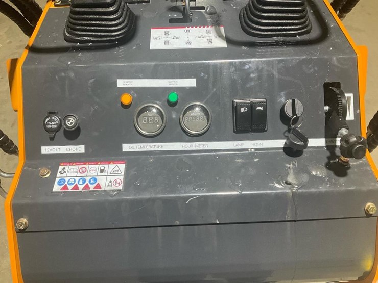 #1013-•-new-land-hero-ldh-t460-mini-track-skid-steer-loader-image-14