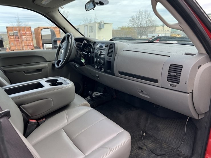 2011-chevrolet-silverado-2500-image-38