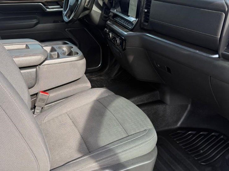 2024-chevrolet-silverado-3500-image-18