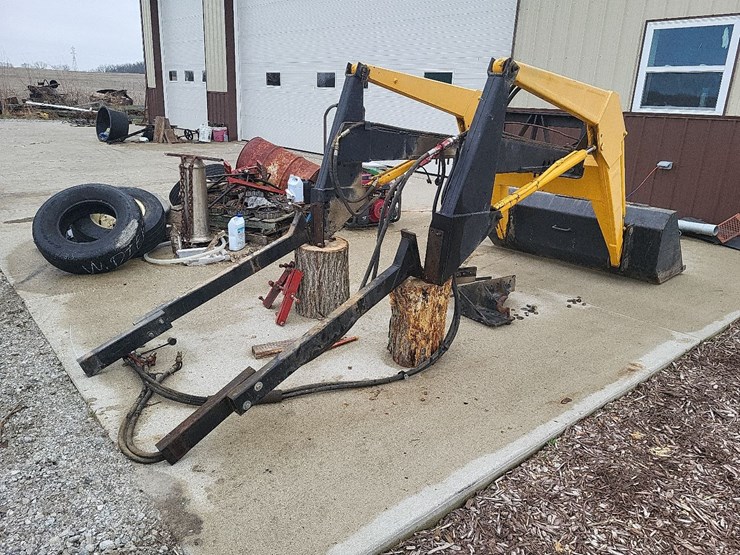 loader-w/mounting-brackets-off-of-international-tractor-image-5