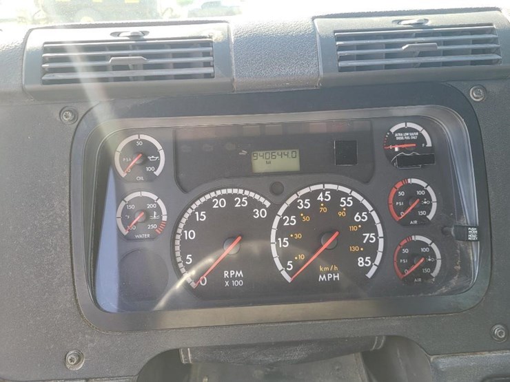 2013-freightliner-ca125dc-tandem-axle-day-cab-semi-image-53