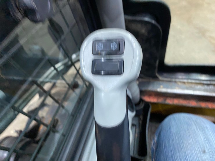 new-holland-l220-image-37