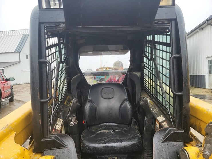 john-deere-320-image-36