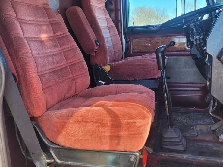 1993-peterbilt-377-image-3