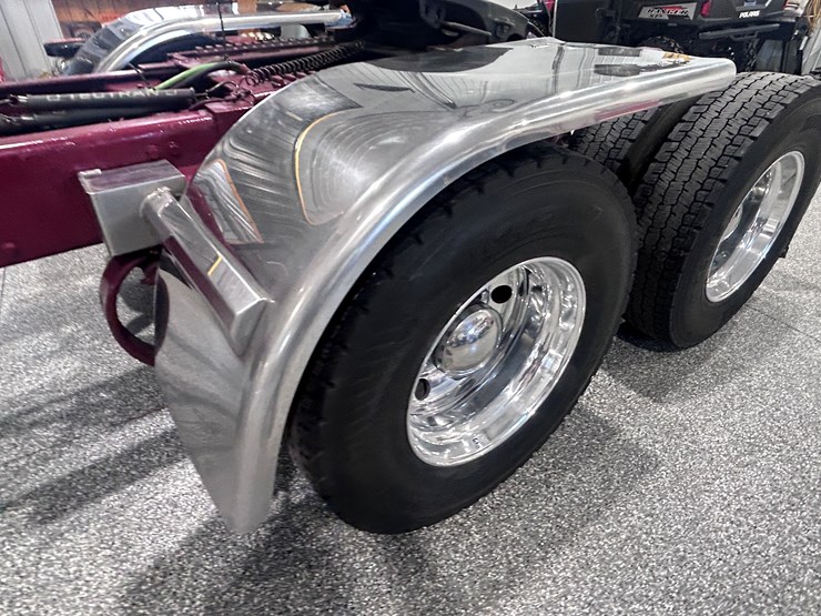 peterbilt-379-image-16