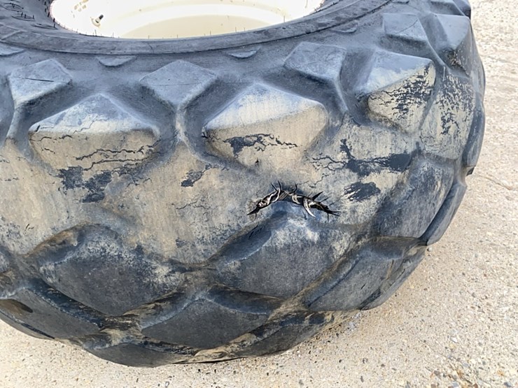 goodyear-28l-–-26-diamond-tread-grain-cart-tire-on-rim-image-3