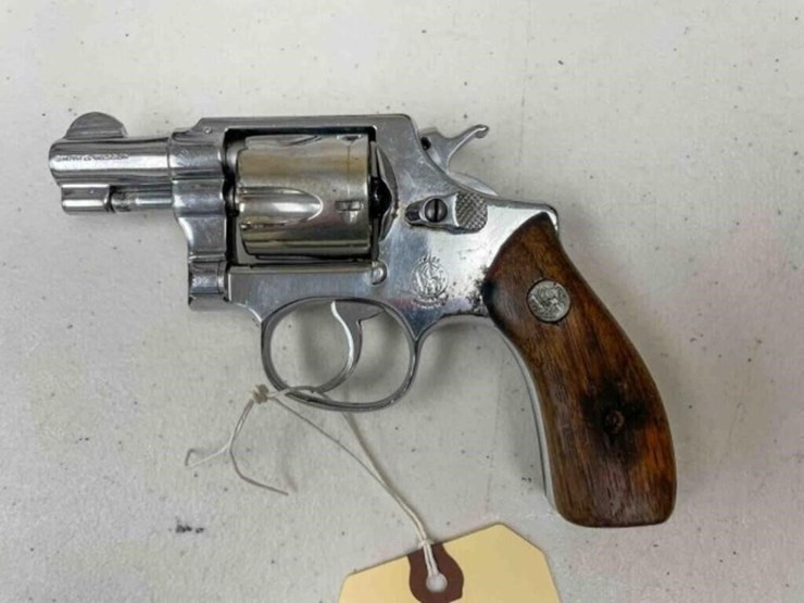smith-&-wesson-revolver-image-2
