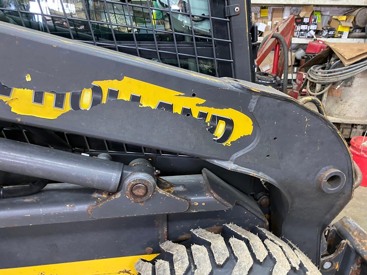 new-holland-l220-image-3