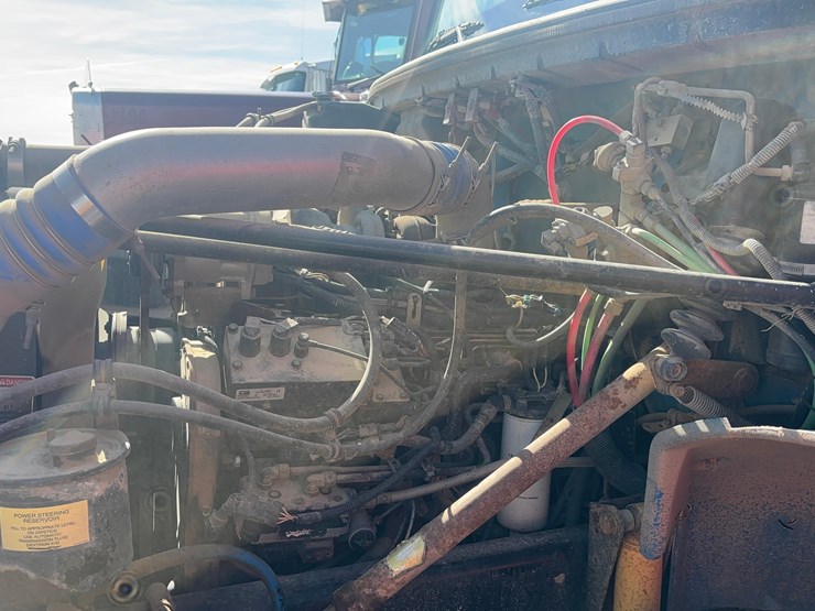 2000-freightliner-fl70-image-10