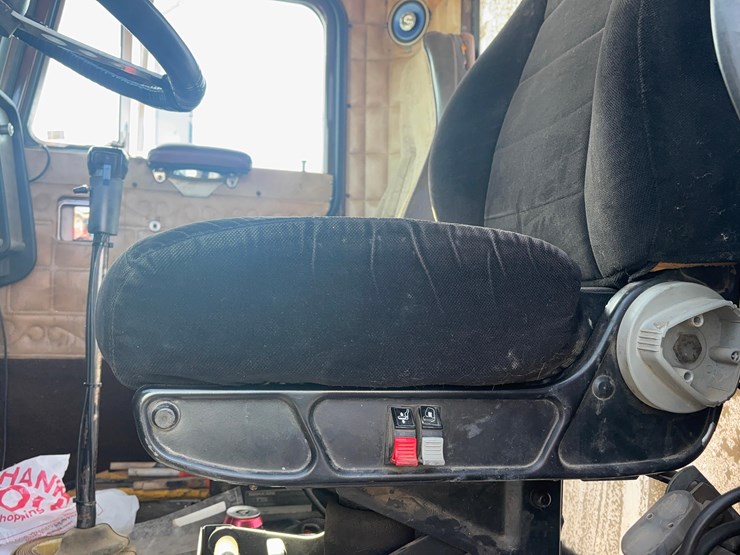 1986-peterbilt-semi-truck-image-13