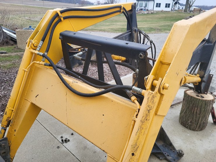loader-w/mounting-brackets-off-of-international-tractor-image-12