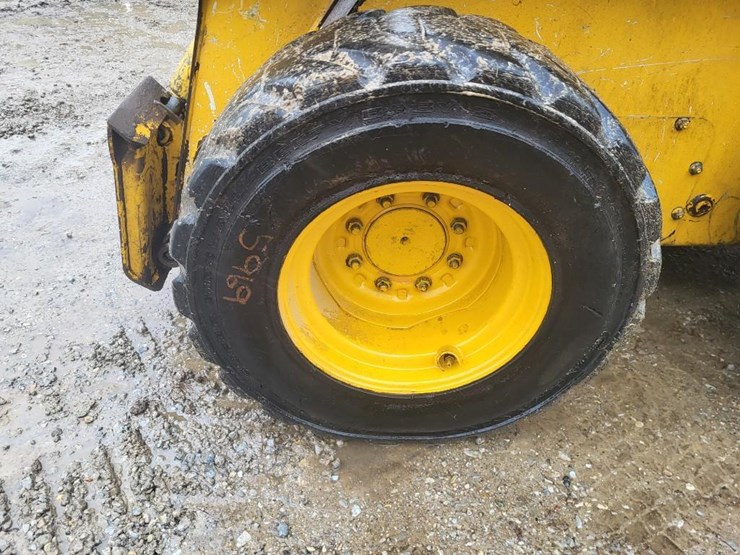 john-deere-320-image-11